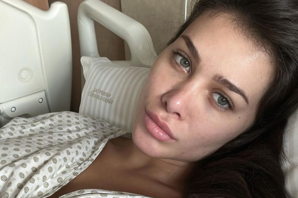 Flavia Pavanelli deitada em uma maca de hospital