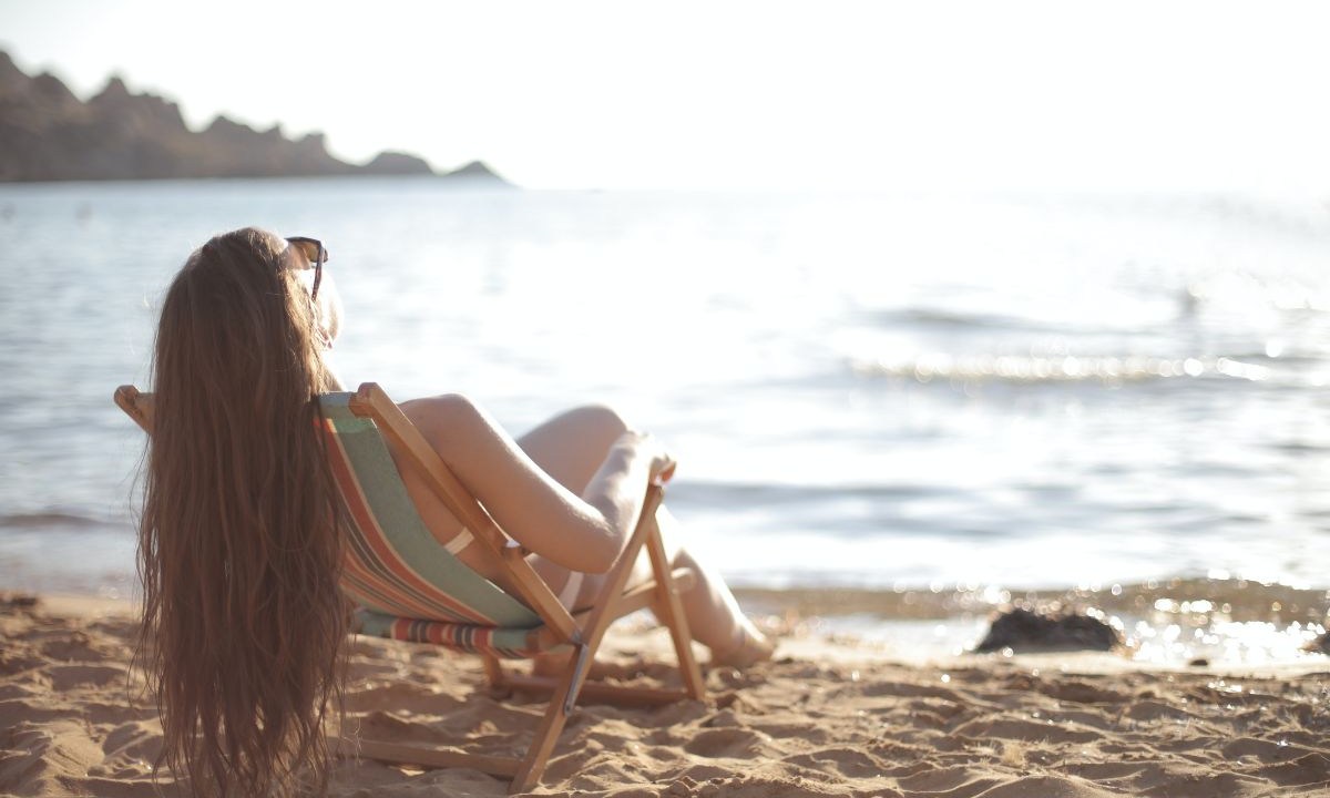 Mulher tomando sol na praia