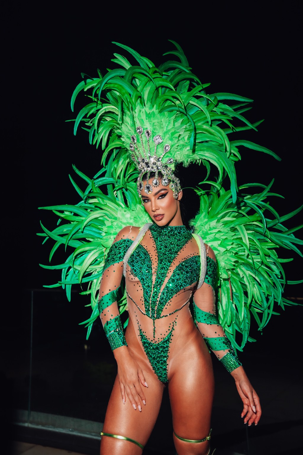 Gabriela Versiani vestindo fantasia verde de Carnaval