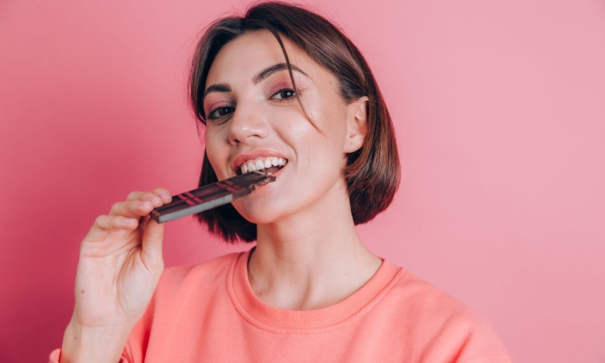 Por que as mulheres sentem tanta vontade de comer doce no período menstrual?
