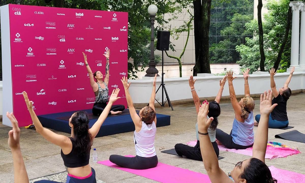 Aula de yoga com Vidya Casa Clã