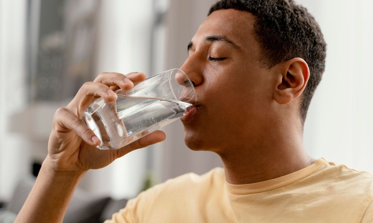 Beber muita água ajuda a desfazer as pedras nos rins?
