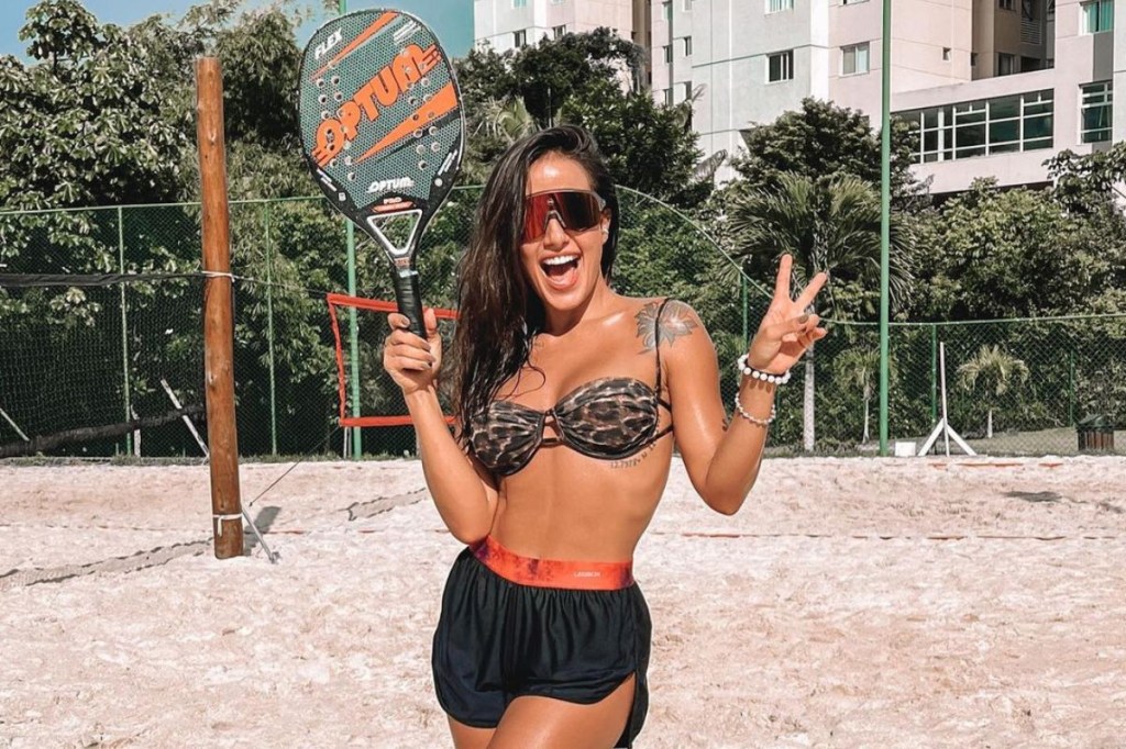 Carol Peixinho praticando beach tennis