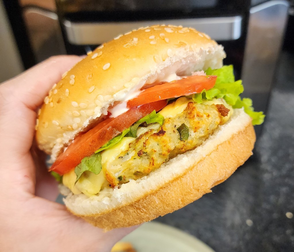 hamburguer-frango Lanche de hambúrguer de frango feito na air fryer