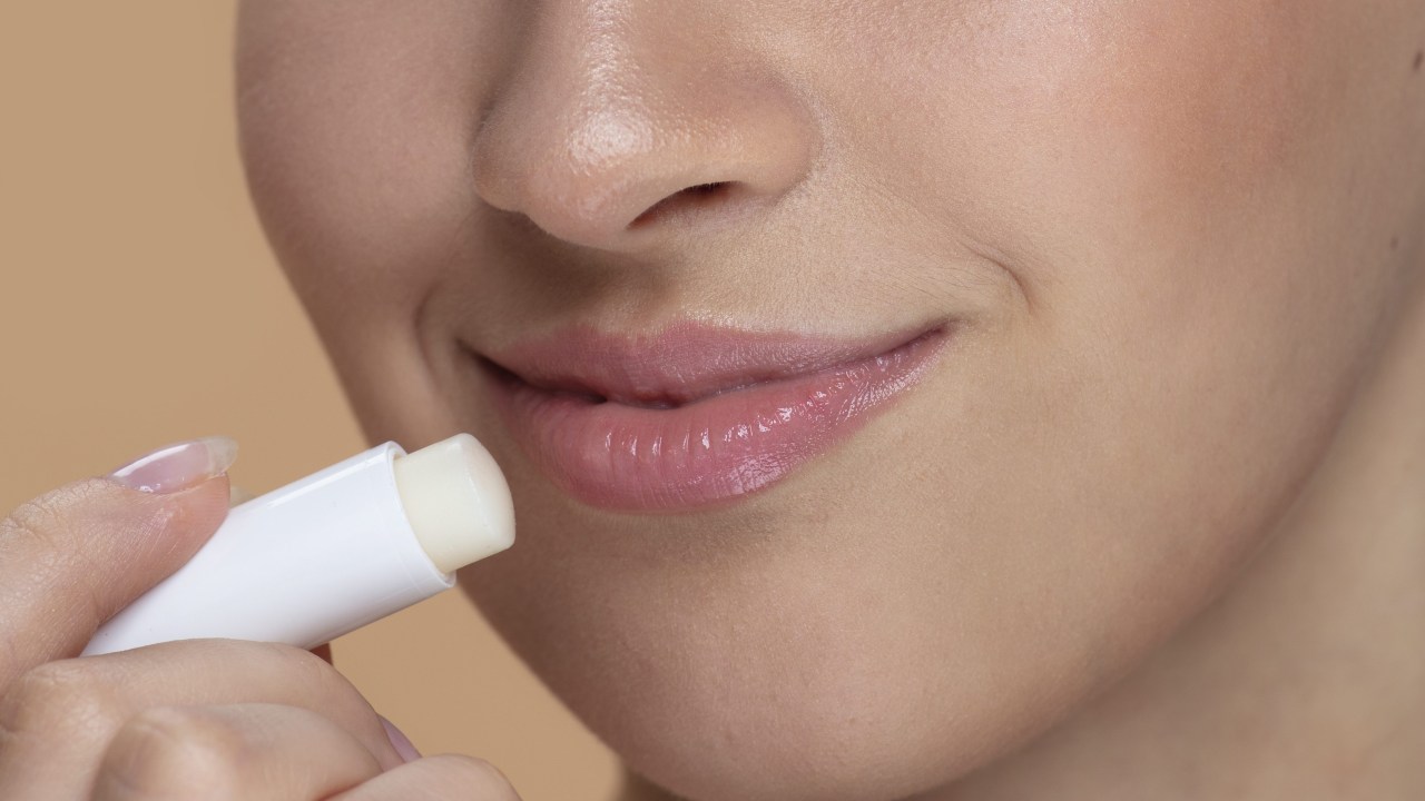 Veja 11 opções de produtos para manter os lábios saudáveis no frio