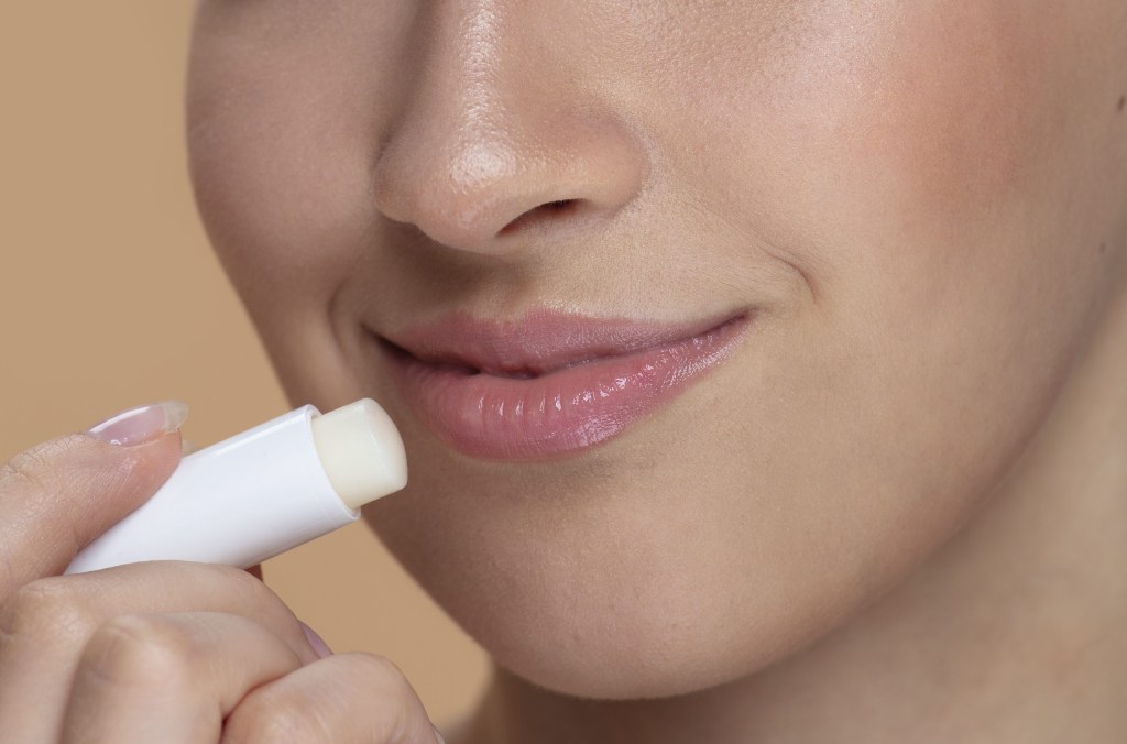Cuidados com os lábios no frio: 11 produtos para manter a boca hidratada