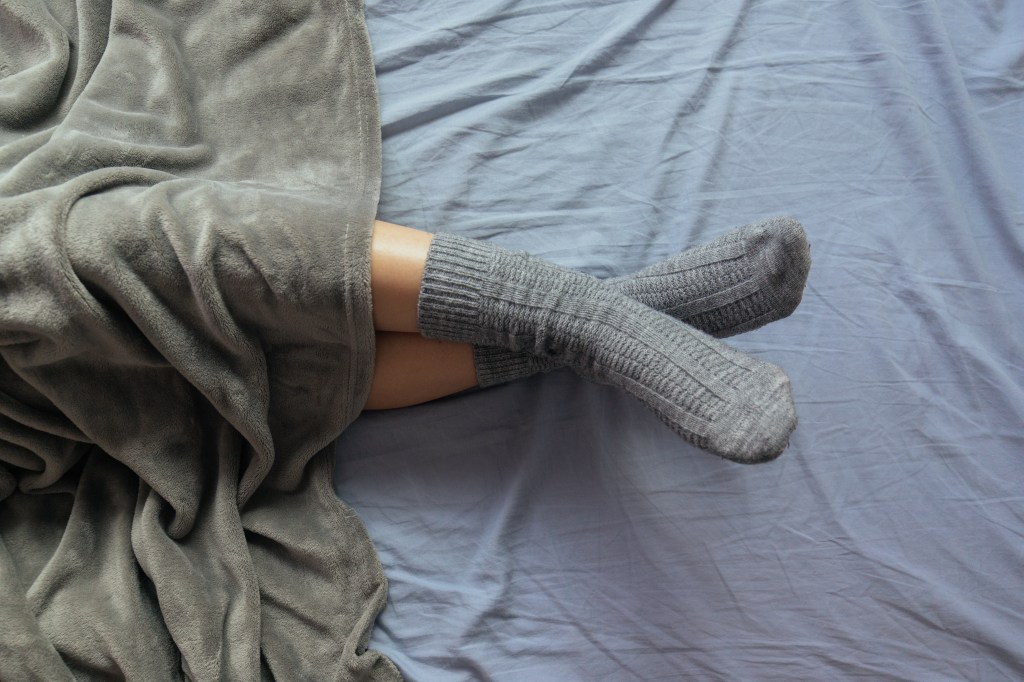 Estudos confirmaram que dormir com meias ajuda a cair no sono mais rápido