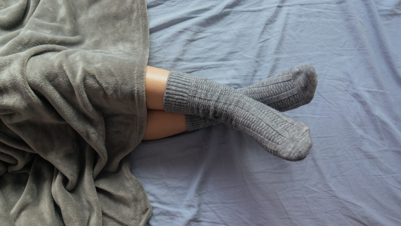 Estudos confirmaram que dormir com meias ajuda a cair no sono mais rápido