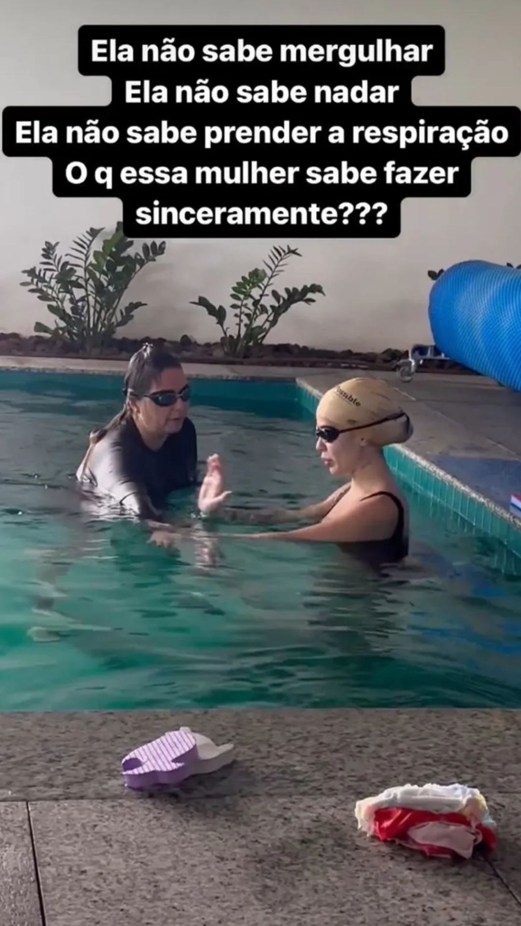 Karoline Lima praticando natação
