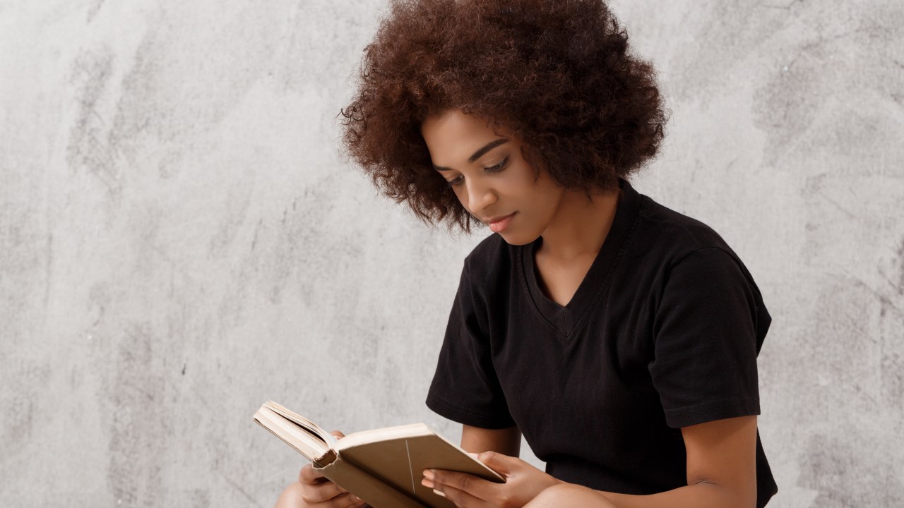 Menina lendo | hábito de leitura