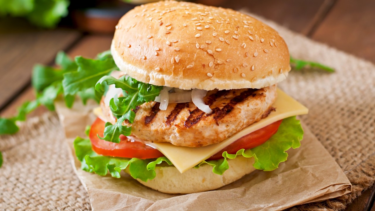 Veja a lista de ingredientes e a forma de preparo do hambúrguer de frango na air fryer