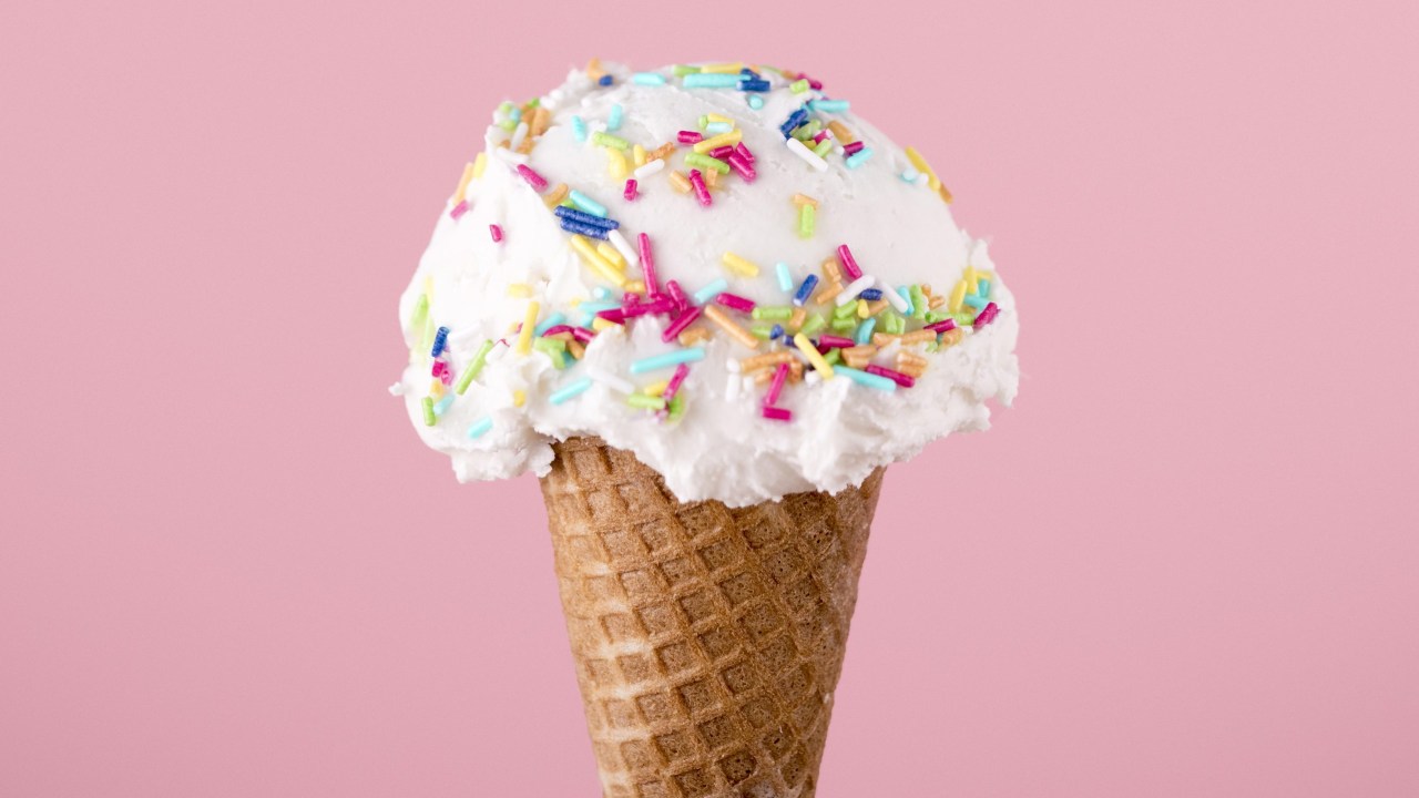 Profissional esclarece os principais mitos sobre tomar sorvete no frio