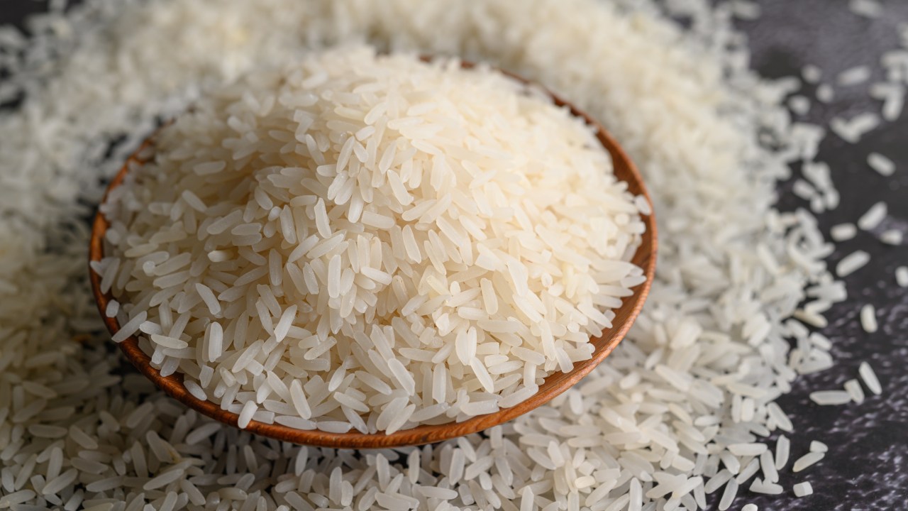 Entenda o que acontece com os grãos quando o arroz é lavado