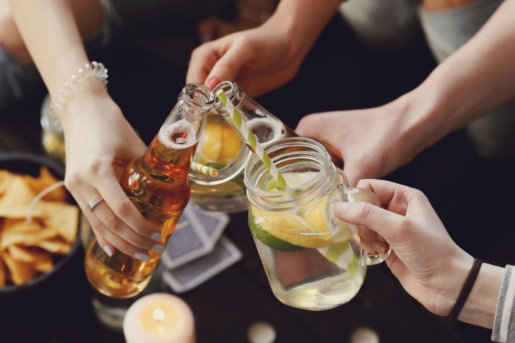 Estudos apontam os melhores alimentos para comer antes de beber álcool