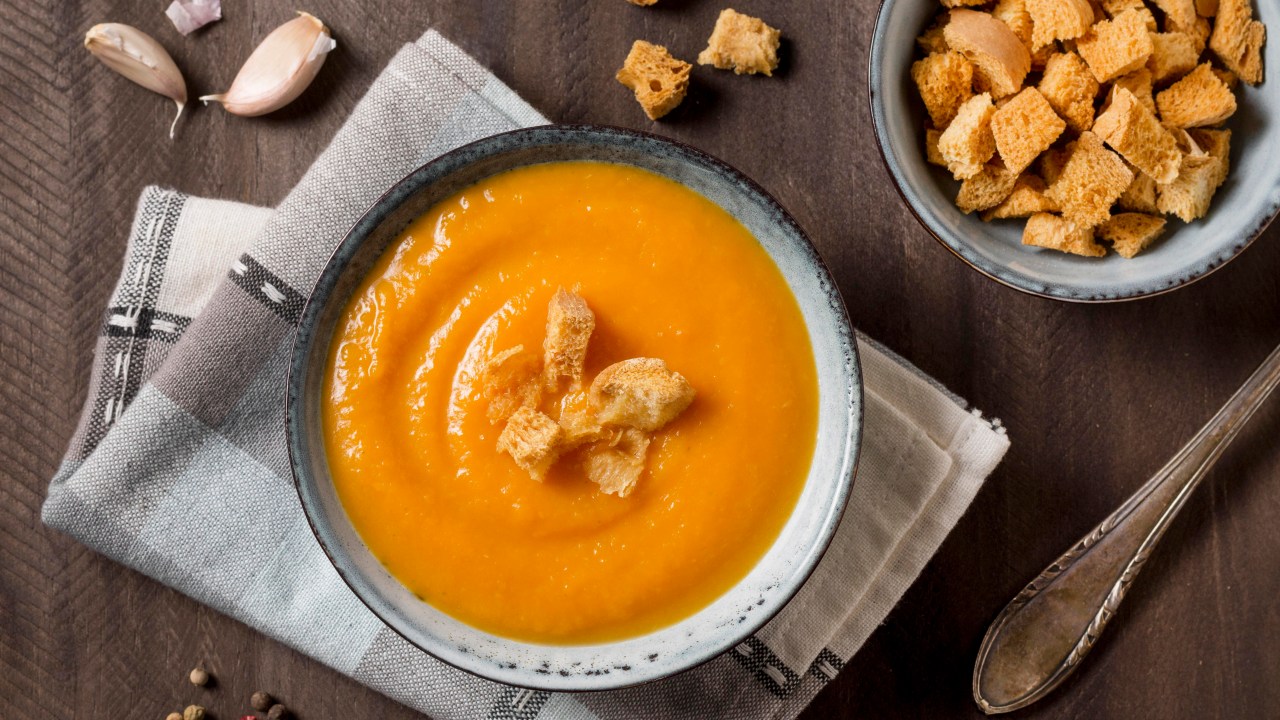 Aprenda a preparar a receita de sopa de abóbora com frango