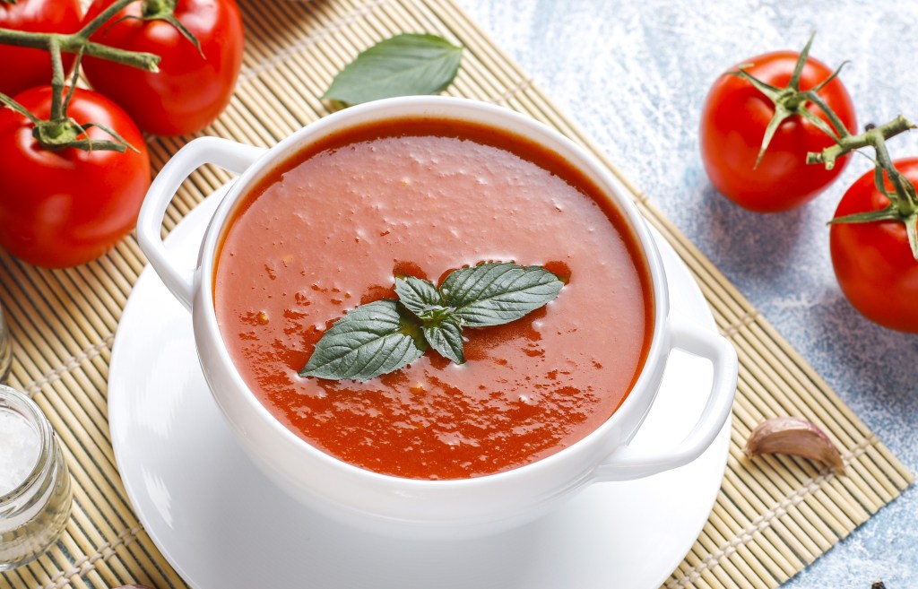 Veja como fazer a sopa fria de tomate