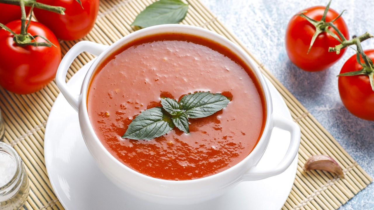 Veja como fazer a sopa fria de tomate