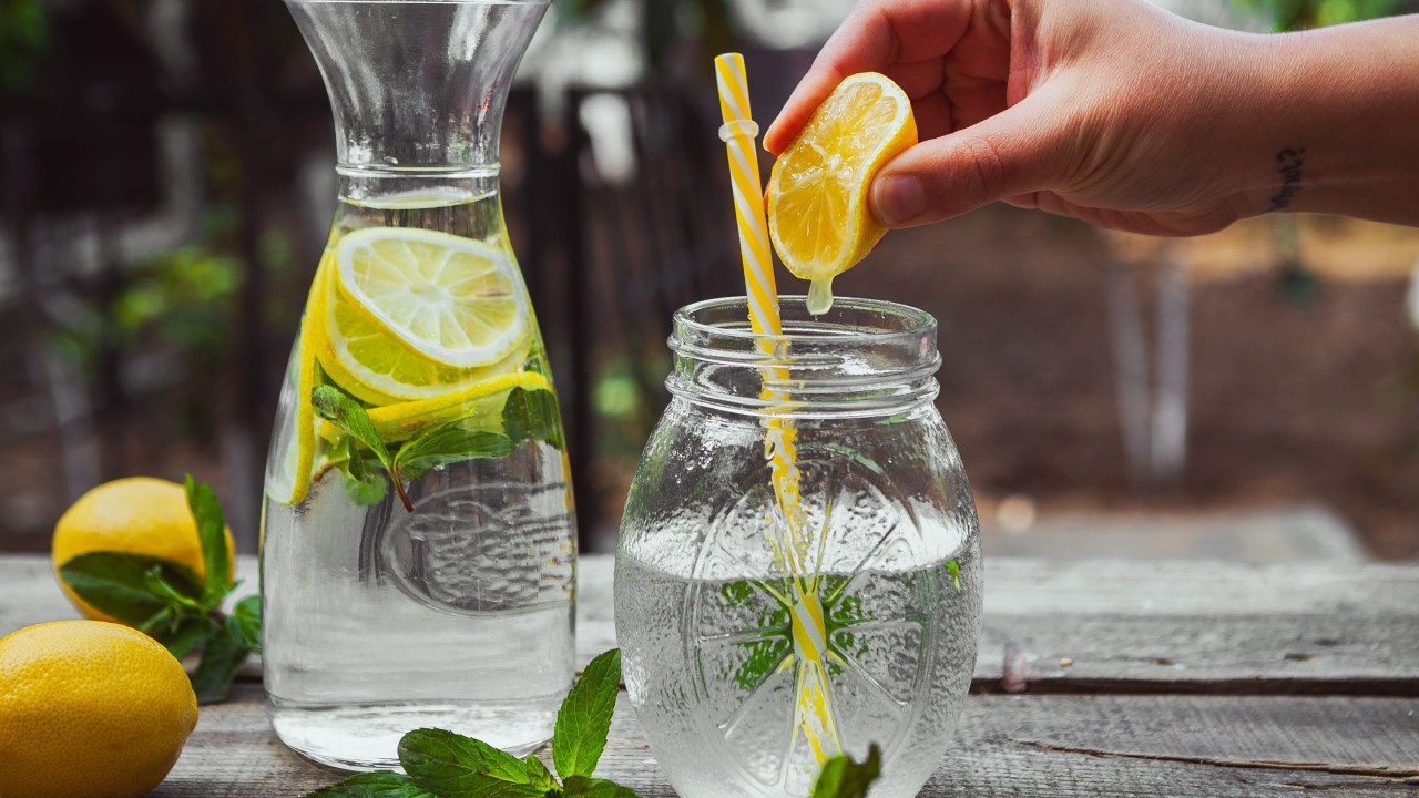 Aprenda a fazer água desintoxicante para aumentar seu metabolismo