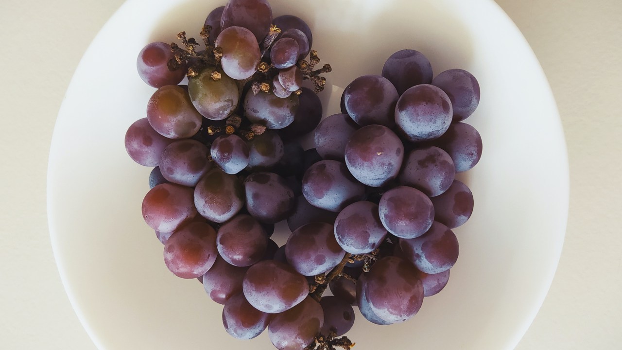 As uvas estão entre os alimentos ricos nessa substância. Confira quais são os outros