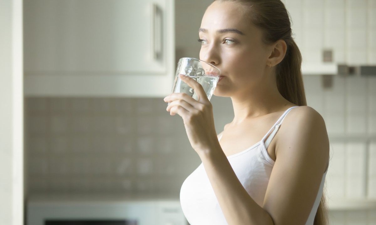 Beber água durante as refeições faz mal à saúde?