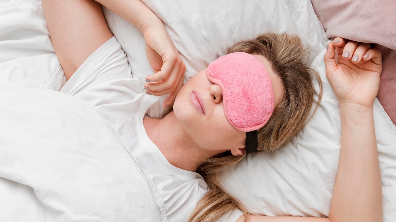 Estudo apontou os malefícios que dormir de luz acesa pode causar à saúde