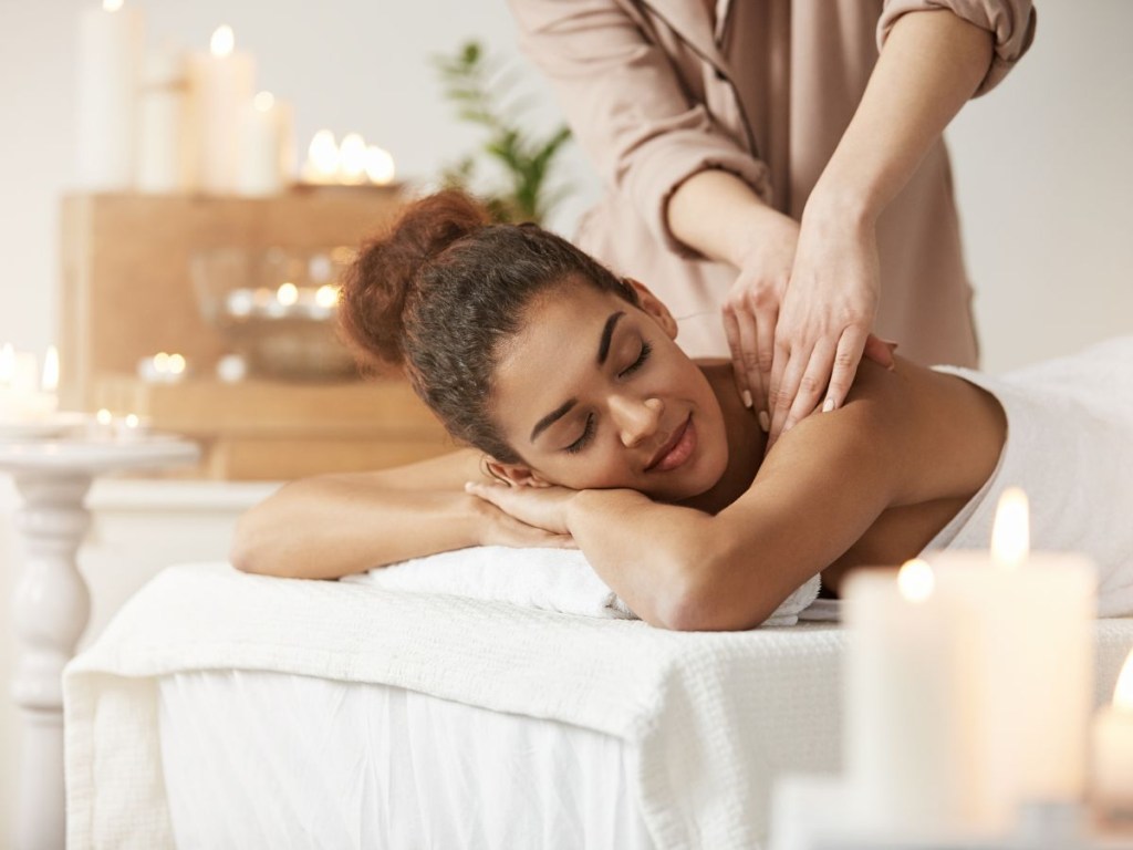Massagem relaxante: conheça os benefícios e 6 diferentes técnicas
