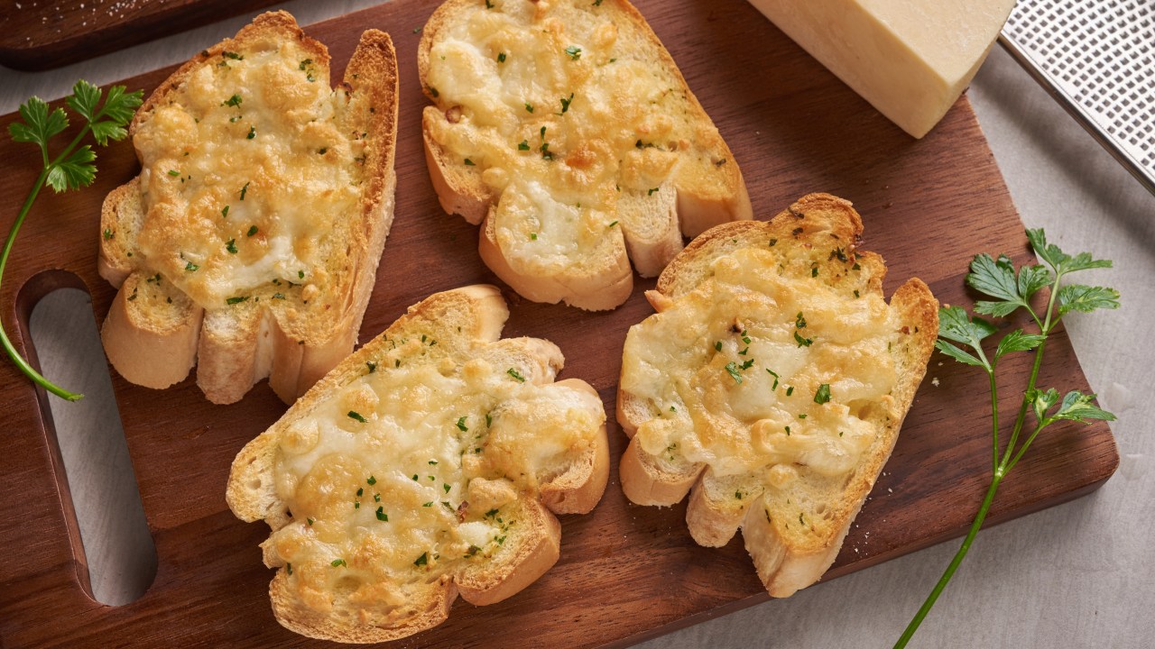 Aprenda a fazer a receita de pão de alho saudável, com queijo minas padrão