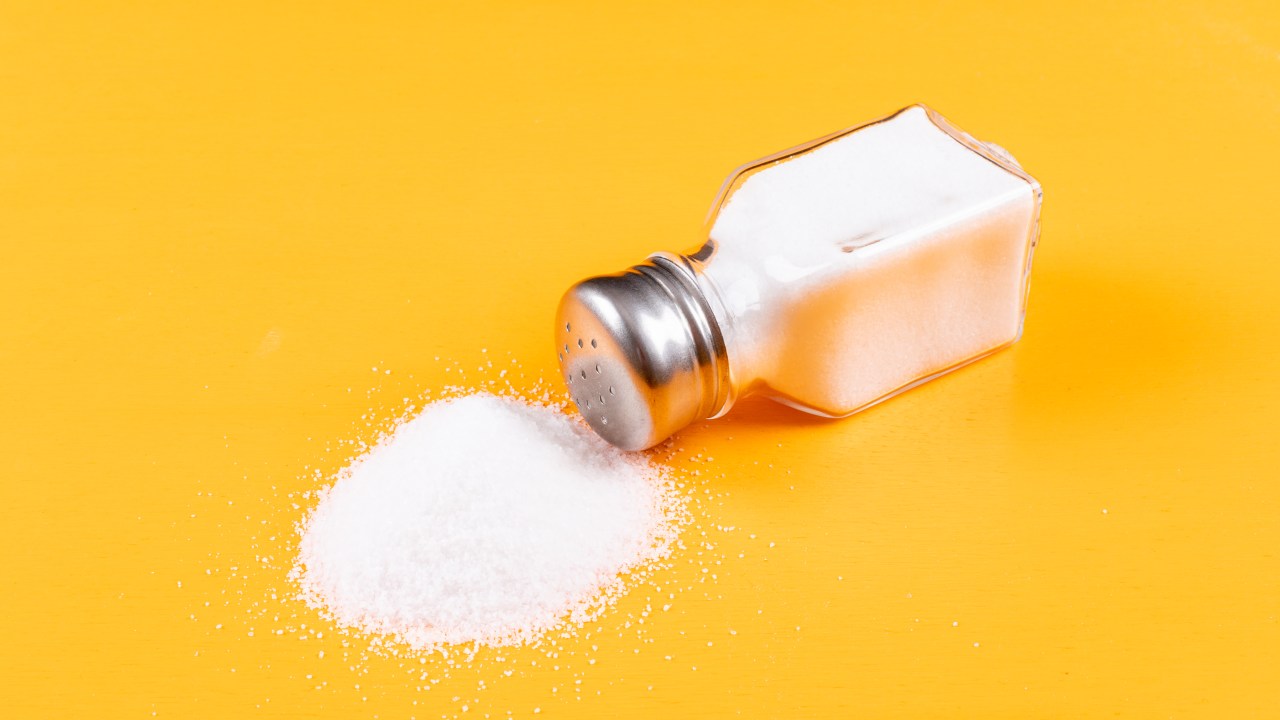 Estudo apontou os malefícios do uso de sal de mesa na alimentação