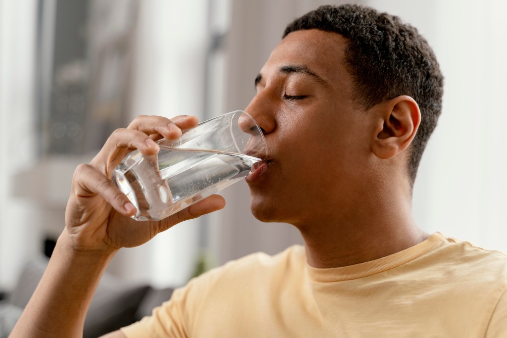 Conheça os efeitos no corpo quando você toma pouca água
