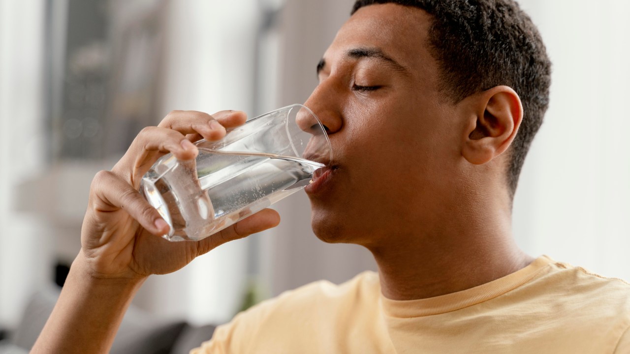 Saiba como beber água e se manter hidratado afeta sua vida positivamente