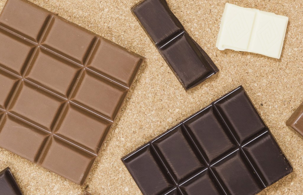 Chocolate dá sensação de bem-estar, mas por quê? Ciência dá 5 razões