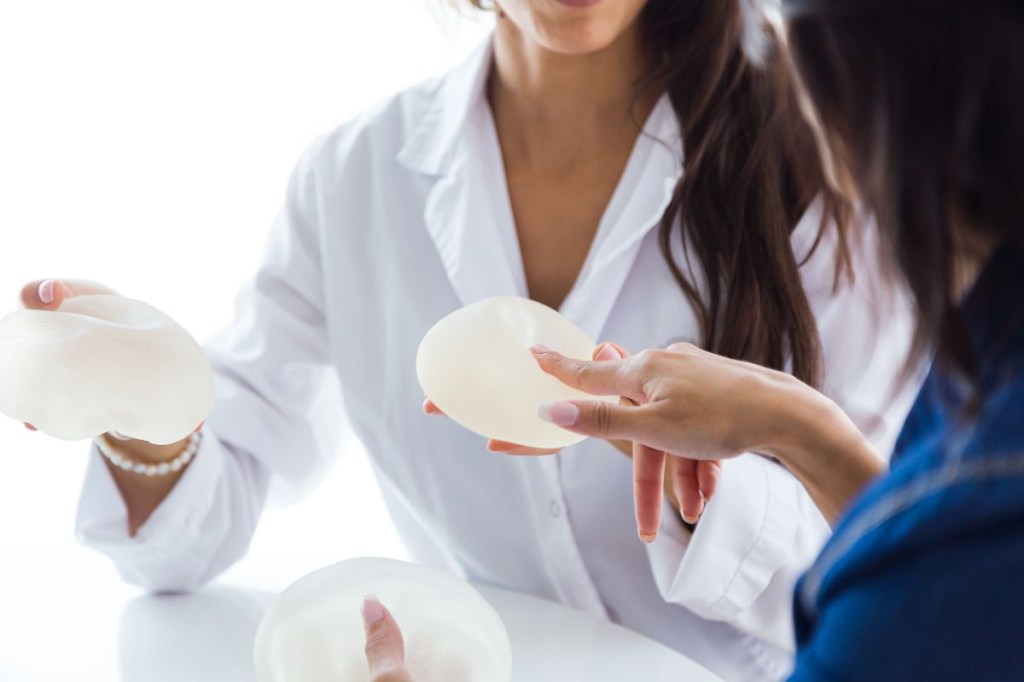 Prótese de silicone aumenta o risco de câncer de mama?
