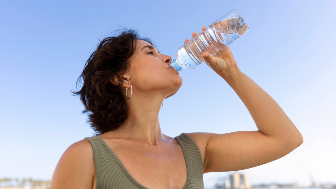 Nutricionista aponta importância de tomar água no calor