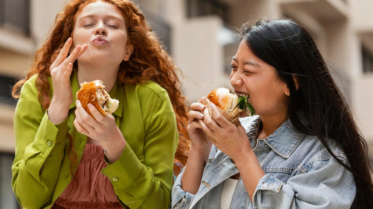 Nutrição emocional 2 mulheres comendo hamburguer
