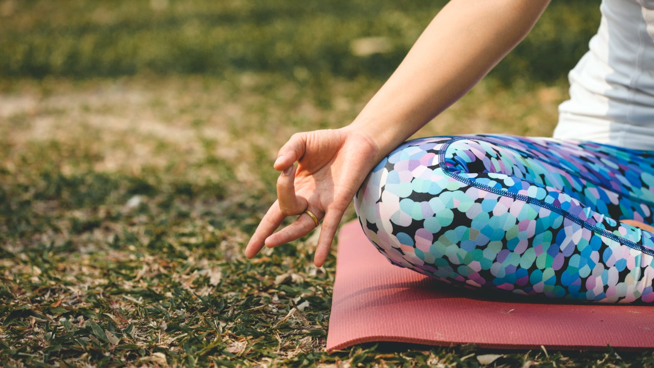 Aprenda como fazer três posições de yoga para fortalecer a pélvis