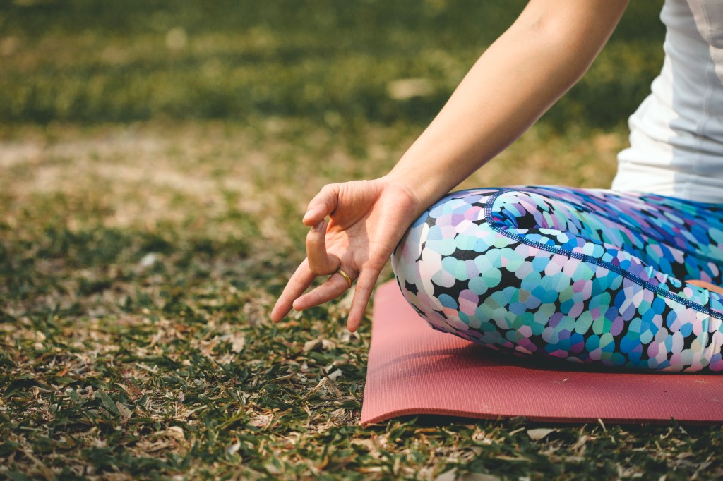 Posições de yoga para fortalecer a pélvis e garantir mais prazer sexual
