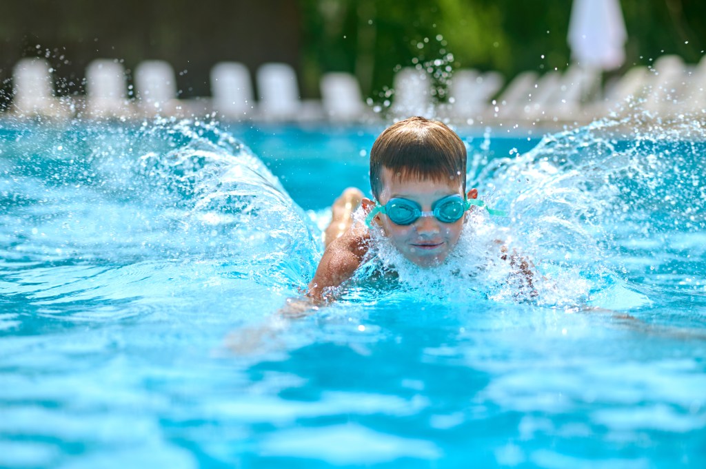 Conheça os benefícios da aula de natação