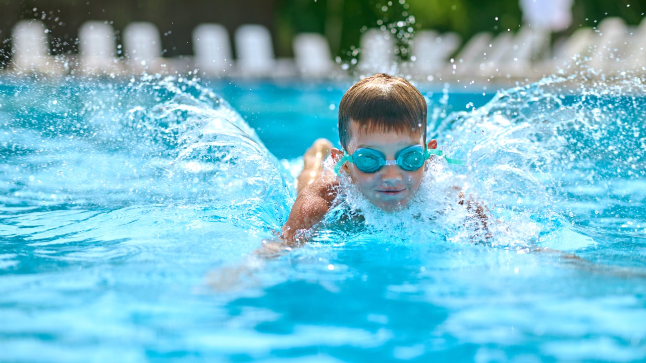 Conheça os benefícios da aula de natação