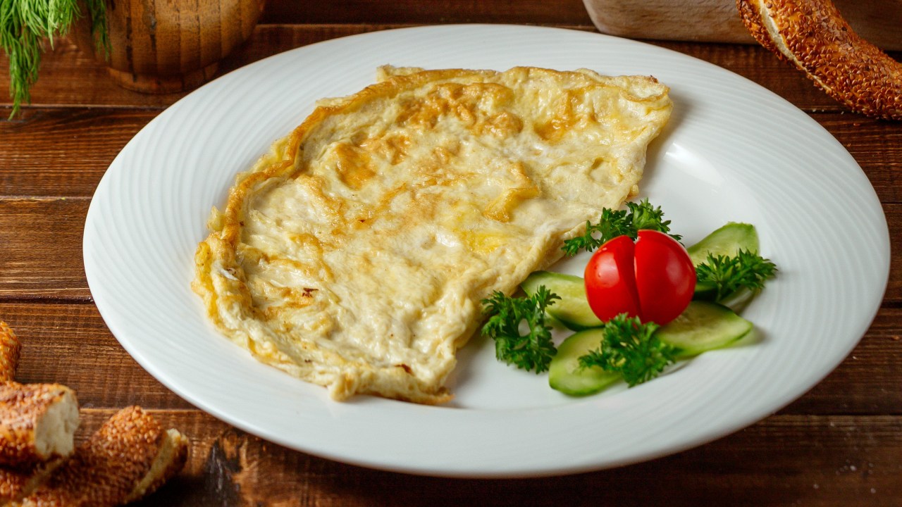 Receita de omelete na air fryer leva apenas 20 minutos