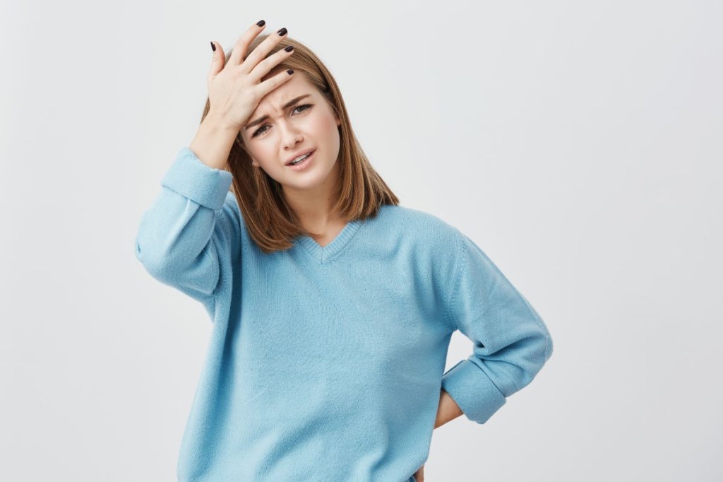 Quais podem ser as causas de lapsos de memória em jovens?