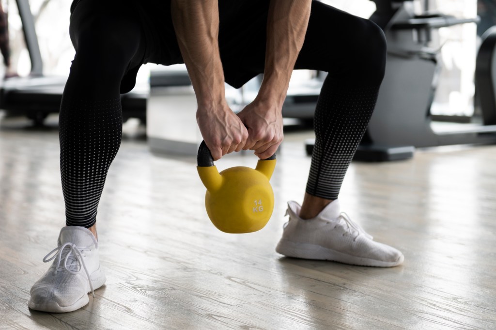 Treino com kettlebell para fortalecer o core