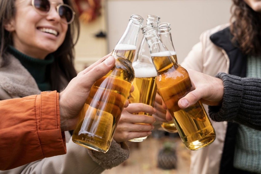 Álcool e remédios: entenda o que a mistura pode causar