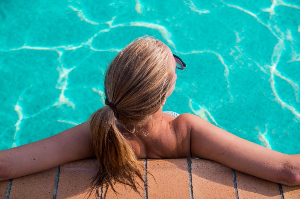 como proteger o cabelo do cloro da piscina