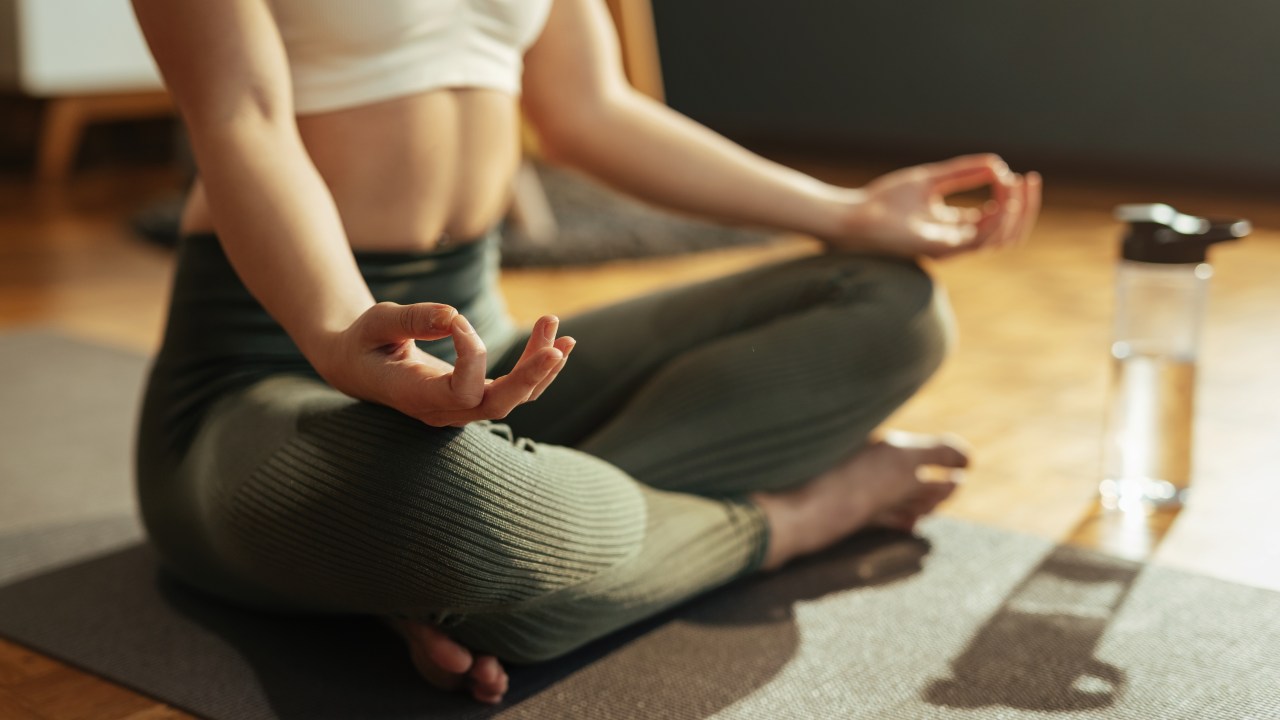 Confira uma sequência de 15 movimentos de yoga para começar o dia