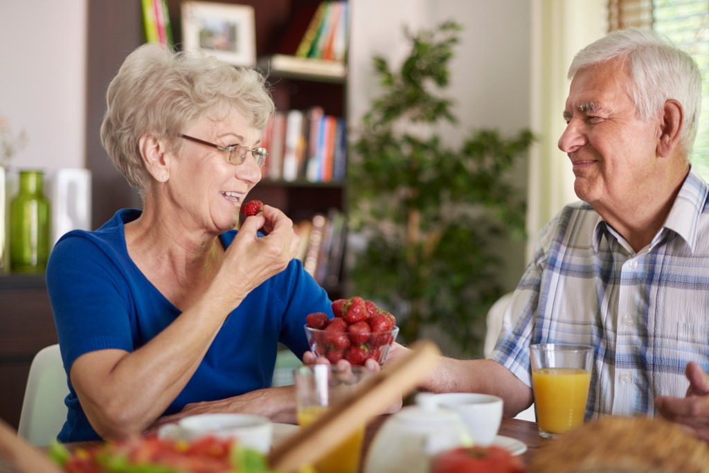 Confira o que se sabe sobre a relação entre uma boa alimentação e o quadro de Alzheimer