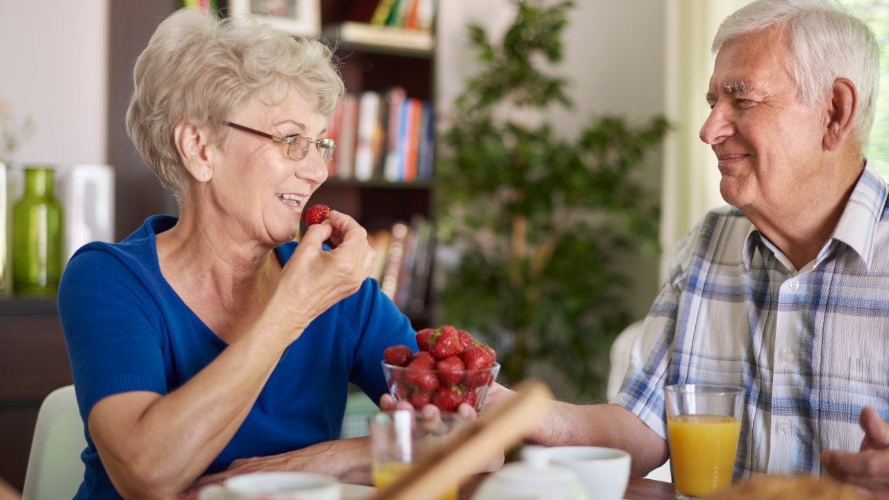 Confira o que se sabe sobre a relação entre uma boa alimentação e o quadro de Alzheimer