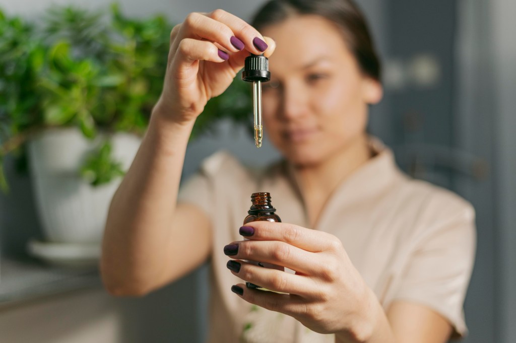 Saiba quais óleos essenciais ajudam a relaxar e ter mais foco com a aromaterapia
