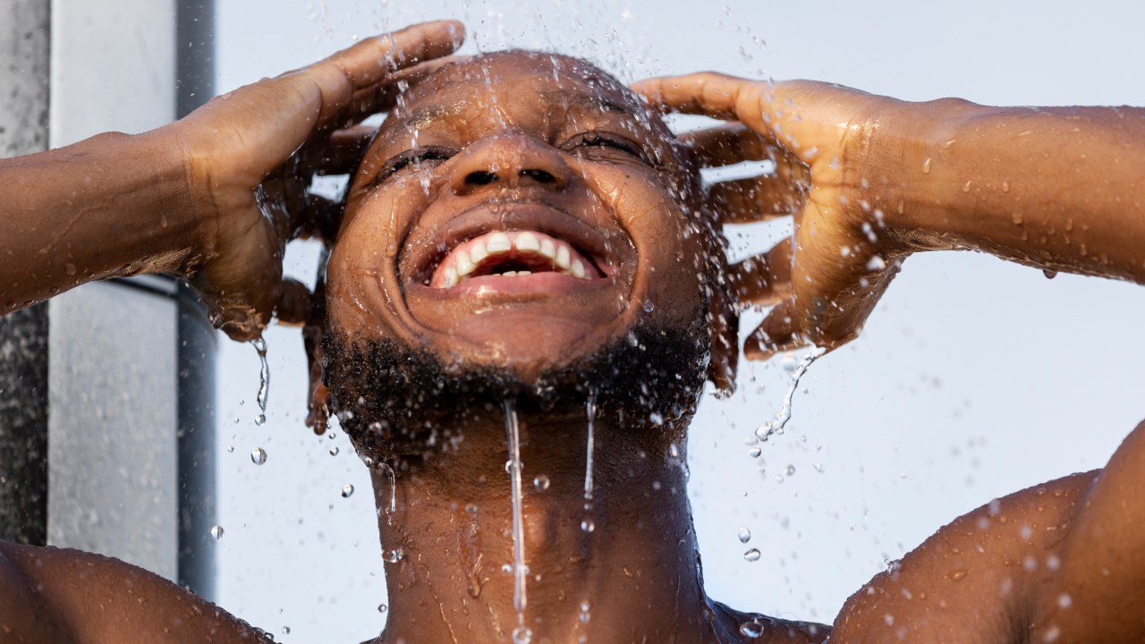 Dermatologista aponta riscos dos banhos em excesso para a pele