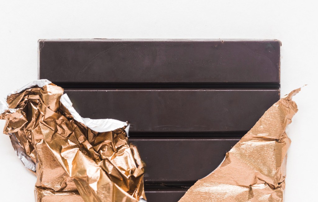 Chocolate sem lactose: como é feito e como adicionar na dieta