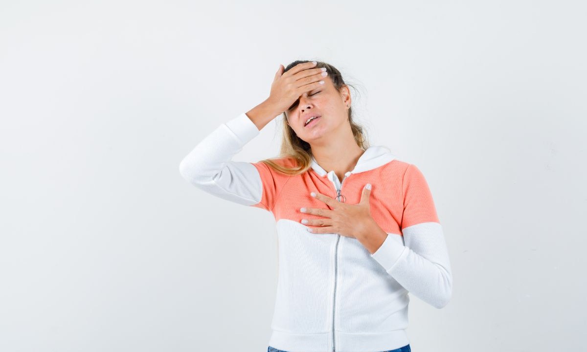 Por que o risco de problemas cardíacos aumenta após a menopausa